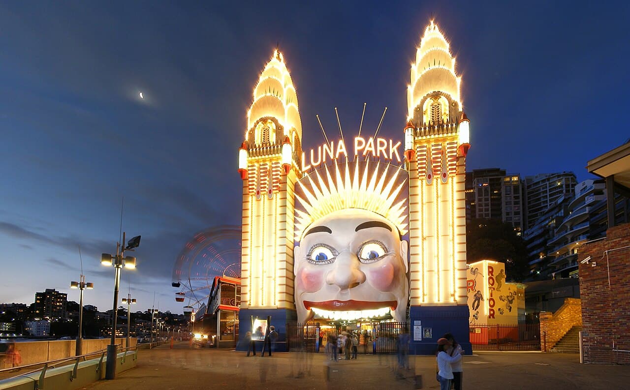 luna entrance, Milsons Point
